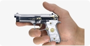 Пистолет Беретта 92 миниатюрная модель с орнаметном в руке
