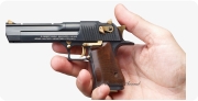 Пистолет Магнум Дезерт Игл (Desert Eagle) миниатюрная модель в руке